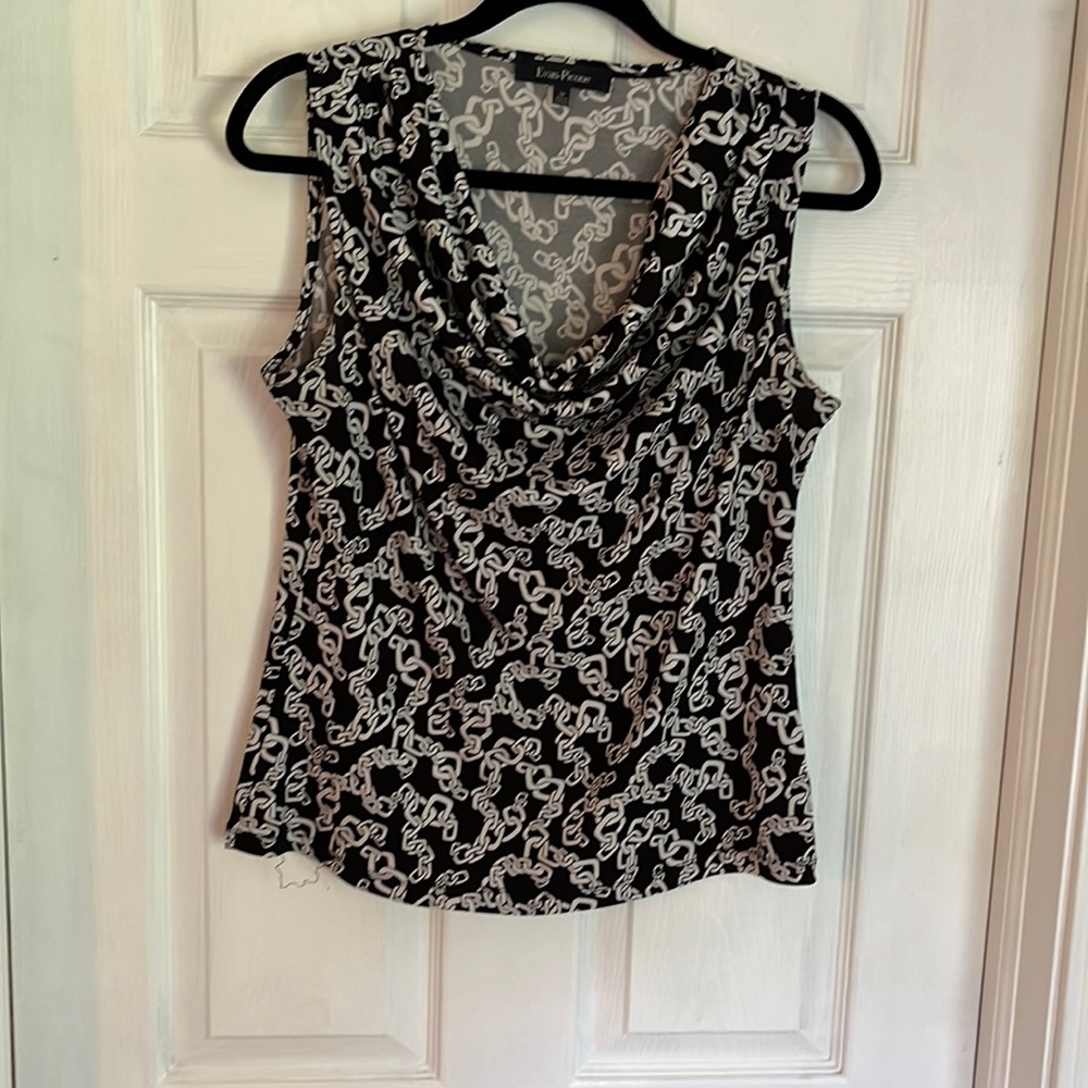 Black and white chain link design. Good condition